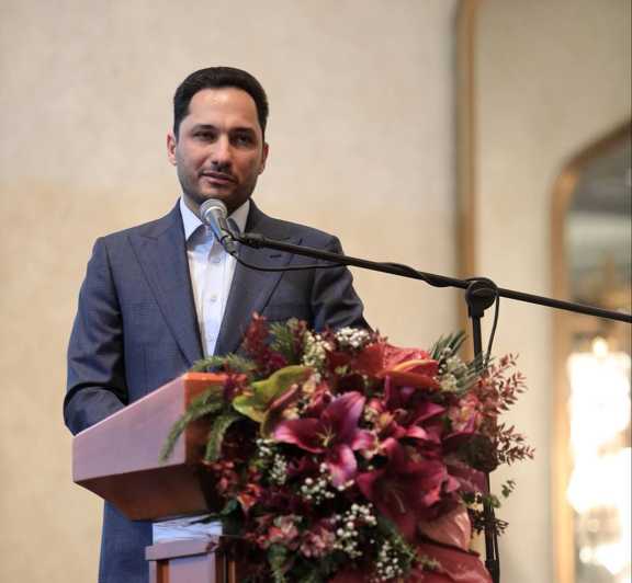 در دومین آیین یلدای مهان که عصر روز سه شنبه 25 آذر برگزار شد، تندیس روایت مهان به علی نصیریان اهدا گردید.